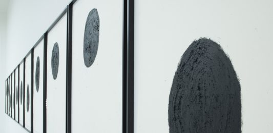 Tracce di materia in white cube: Richard Serra da Cardi Gallery