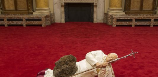 Di chi è l’opera? Uno scultore francese fa causa a Maurizio Cattelan