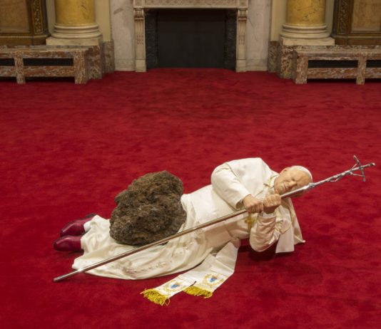 Di chi è l’opera? Uno scultore francese fa causa a Maurizio Cattelan