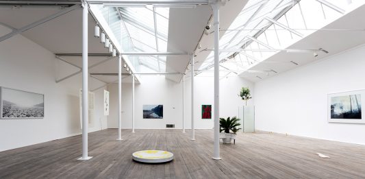 Postmedia Books festeggia 20 anni al nuovo Spazio Maria Calderara, a Milano