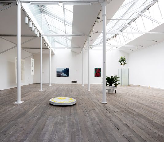 Postmedia Books festeggia 20 anni al nuovo Spazio Maria Calderara, a Milano