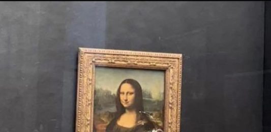 Un uomo ha lanciato una torta alla panna contro la Gioconda, «Per l’ambiente» Gioconda Torta