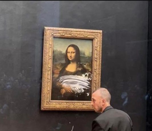Un uomo ha lanciato una torta alla panna contro la Gioconda, «Per l’ambiente» Gioconda Torta