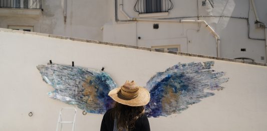Street art in Puglia, le ali di Colette Miller arrivano a Monte Sant’Angelo