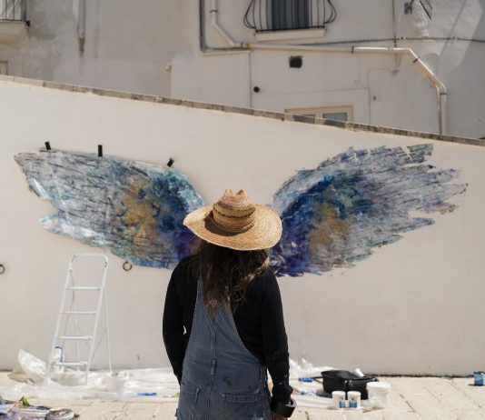 Street art in Puglia, le ali di Colette Miller arrivano a Monte Sant’Angelo
