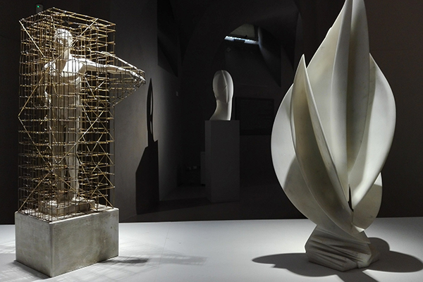 EXIBART SEGNALA testata - 600x400 - Sandro del Pistoia, Gain of Fuction - Aumento di Funzione, 2022, gesso, ottone, stagno, cm 75x24x24