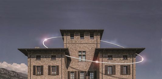 Orbita di luce e leggerezza: l’installazione di Massimo Uberti al Castello Gamba
