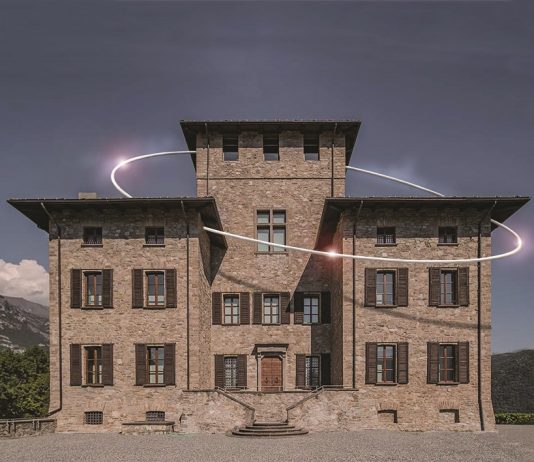 Orbita di luce e leggerezza: l’installazione di Massimo Uberti al Castello Gamba