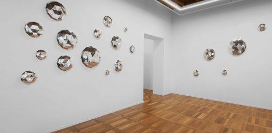 ‘Un’Eterna Ghirlanda Brillante’: Chiara Dynys alla Cortesi Gallery, Milano