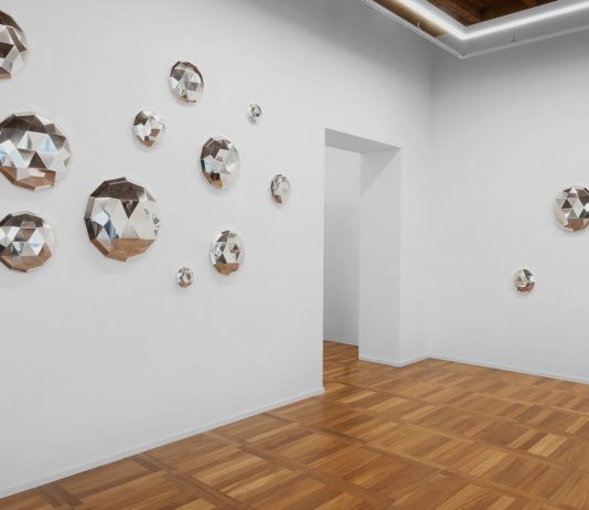 ‘Un’Eterna Ghirlanda Brillante’: Chiara Dynys alla Cortesi Gallery, Milano