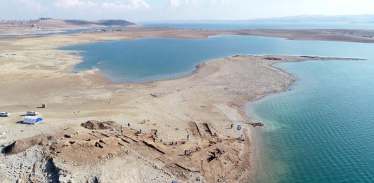 In Iraq, un’antica città emerge dalle acque, a causa della siccità