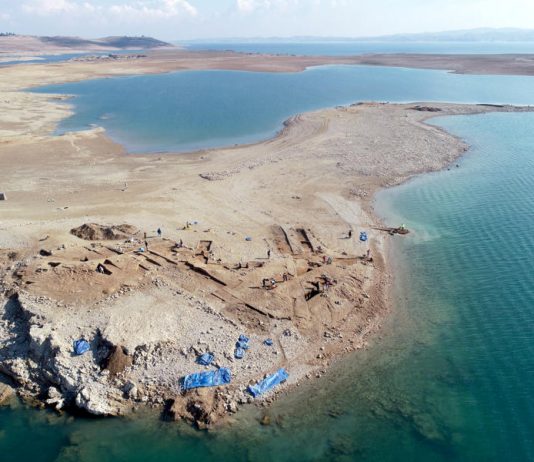 In Iraq, un’antica città emerge dalle acque, a causa della siccità