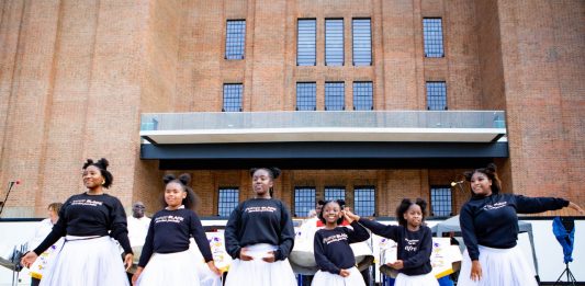 Afterglow: la mostra diffusa di Marinella Senatore a Londra con la galleria Mazzoleni