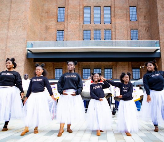 Afterglow: la mostra diffusa di Marinella Senatore a Londra con la galleria Mazzoleni