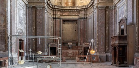 Alla scoperta di Metal Novel, l’ultima visionaria mostra di Vincenzo Rusciano