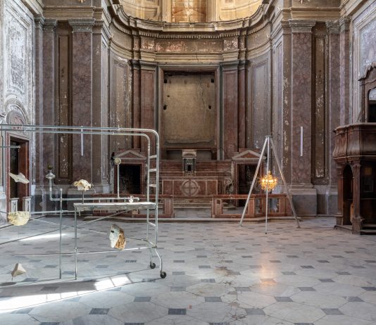 Alla scoperta di Metal Novel, l’ultima visionaria mostra di Vincenzo Rusciano