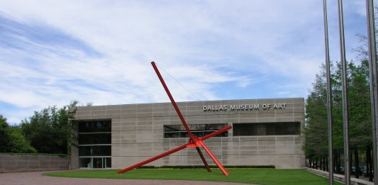 In Texas, un uomo ha fatto irruzione in un museo, distruggendo vari reperti