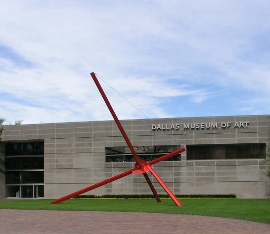 In Texas, un uomo ha fatto irruzione in un museo, distruggendo vari reperti