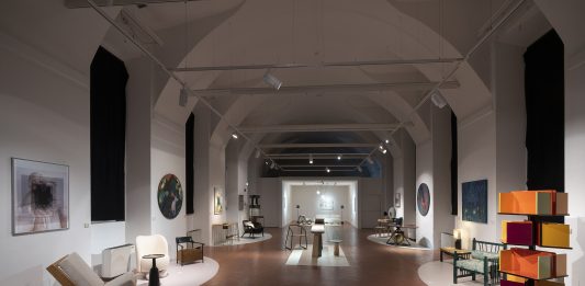 Design francese e arte italiana in dialogo a Milano, per Voyage in Interieur