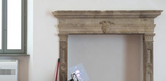 Quattro artisti per un salto dalla realtà. La mostra a Palazzo Lucarini