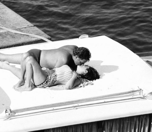 Il bacio di Liz Taylor e Richard Burton diventa un’opera NFT