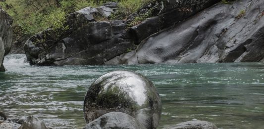 Lunigiana Land Art: l’urlo di Polisonum sul corso del fiume Magra