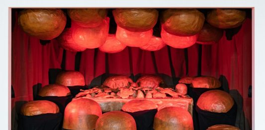 Louise Bourgeois x Jenny Holzer: viaggio dentro a uno schermo