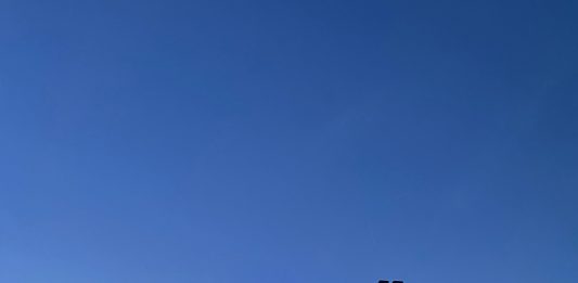 Navi luminose nella notte: l’installazione di Maurizio Nannucci per Hypermaremma