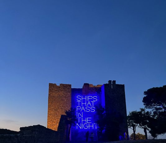 Navi luminose nella notte: l’installazione di Maurizio Nannucci per Hypermaremma