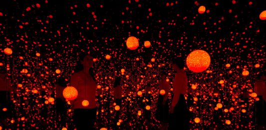 Dancing Lights: la prima personale di Yayoi Kusama in Québec Yayoi Kusama, INFINITY MIRRORED ROOM—DANCING LIGHTS THAT FLEW UP TO THE UNIVERSE, 2019. Mirrored glass, wood, LED lighting system, metal, and acrylic panel. Courtesy of David Zwirner.