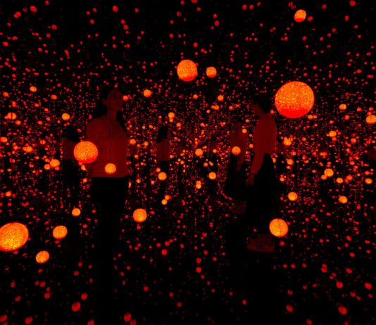 Dancing Lights: la prima personale di Yayoi Kusama in Québec Yayoi Kusama, INFINITY MIRRORED ROOM—DANCING LIGHTS THAT FLEW UP TO THE UNIVERSE, 2019. Mirrored glass, wood, LED lighting system, metal, and acrylic panel. Courtesy of David Zwirner.