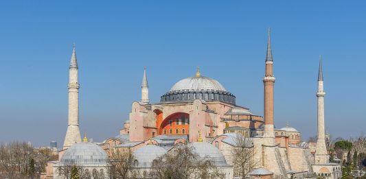Gravi danni al pavimento di marmo della Basilica di Santa Sofia a Istanbul