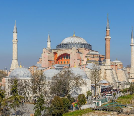 Gravi danni al pavimento di marmo della Basilica di Santa Sofia a Istanbul