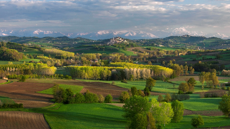 1_Sullo sfondo Montiglio_Photo Credits Enzo Isaia