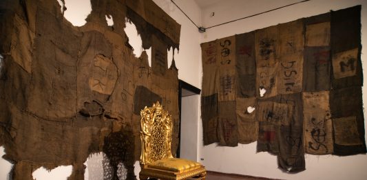 ‘Il Cono d’Ombra. Narrative decoloniali dell’Oltremare’ al Maschio Angioino. Intervista a Marco Scotini