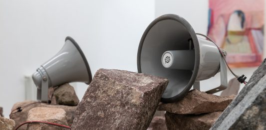 ‘Erosive Forces Shape (Inner) Landscapes’: 7 artisti alla Galleria Doris Ghetta, Ortisei