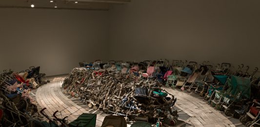 Arte contemporanea al Centro Balneare Romano: Fondazione Trussardi presenta Nari Ward