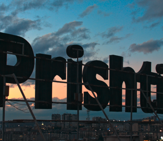 A Pristina al via oggi i 100 giorni di Manifesta 14. Intervista a Hedwig Fijen