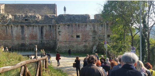 Una passeggiata fra le opere di Gormley e una raccolta fondi per sostenere il patrimonio d’Arte Contemporanea