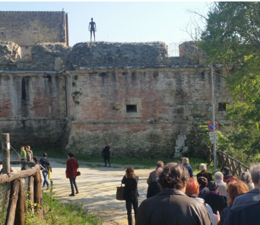 Una passeggiata fra le opere di Gormley e una raccolta fondi per sostenere il patrimonio d’Arte Contemporanea