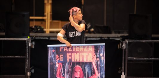 L’estate di CHEAP: due nuovi progetti di poster art e un libro Arrotolamento di uno dei poster di Taci, anzi Parliamo - nuovo progetto di poster art di CHEAP a Bologna (fot. Margherita Caprilli).