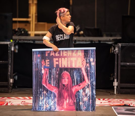 L’estate di CHEAP: due nuovi progetti di poster art e un libro Arrotolamento di uno dei poster di Taci, anzi Parliamo - nuovo progetto di poster art di CHEAP a Bologna (fot. Margherita Caprilli).