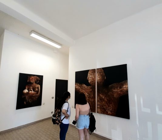 L’aula dell’Istituto Vico è contemporanea, con le figure fluide di Domenico Canino