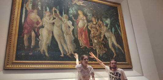 Proteste agli Uffizi: gli ambientalisti si attaccano alla Primavera di Botticelli