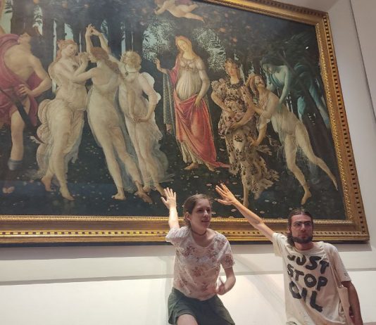 Proteste agli Uffizi: gli ambientalisti si attaccano alla Primavera di Botticelli