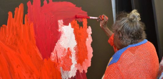 L’arte anomala e autonoma di Sally Gabori alla Fondation Cartier di Parigi