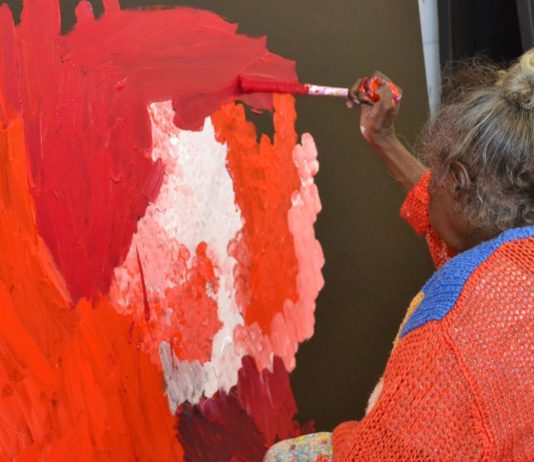 L’arte anomala e autonoma di Sally Gabori alla Fondation Cartier di Parigi