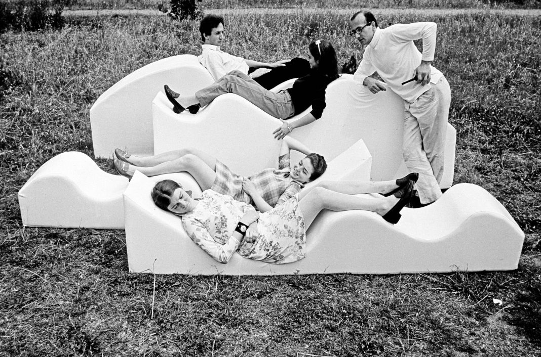 Archizoom Associati, Superonda, divano, Poltronova; photo Dario Bartolini, Villa Strozzi, 1967, courtesy Centro Studi Poltronova Archive copia