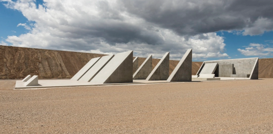 Dopo 50 anni, Michael Heizer apre la sua City nel deserto del Nevada