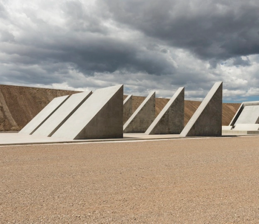Dopo 50 anni, Michael Heizer apre la sua City nel deserto del Nevada
